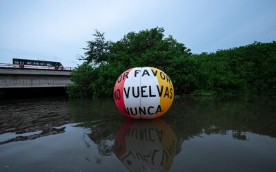 Artista critica costos socioambientales del turismo con pelota gigante en estero El Salado