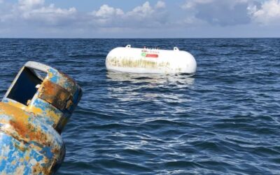 Vallartenses sacan basura del mar tras paso del huracán Nora